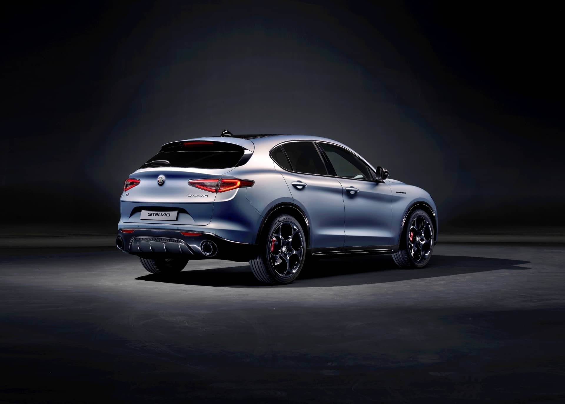 Vista trasera lateral del Alfa Romeo Stelvio enfatizando su diseño deportivo.