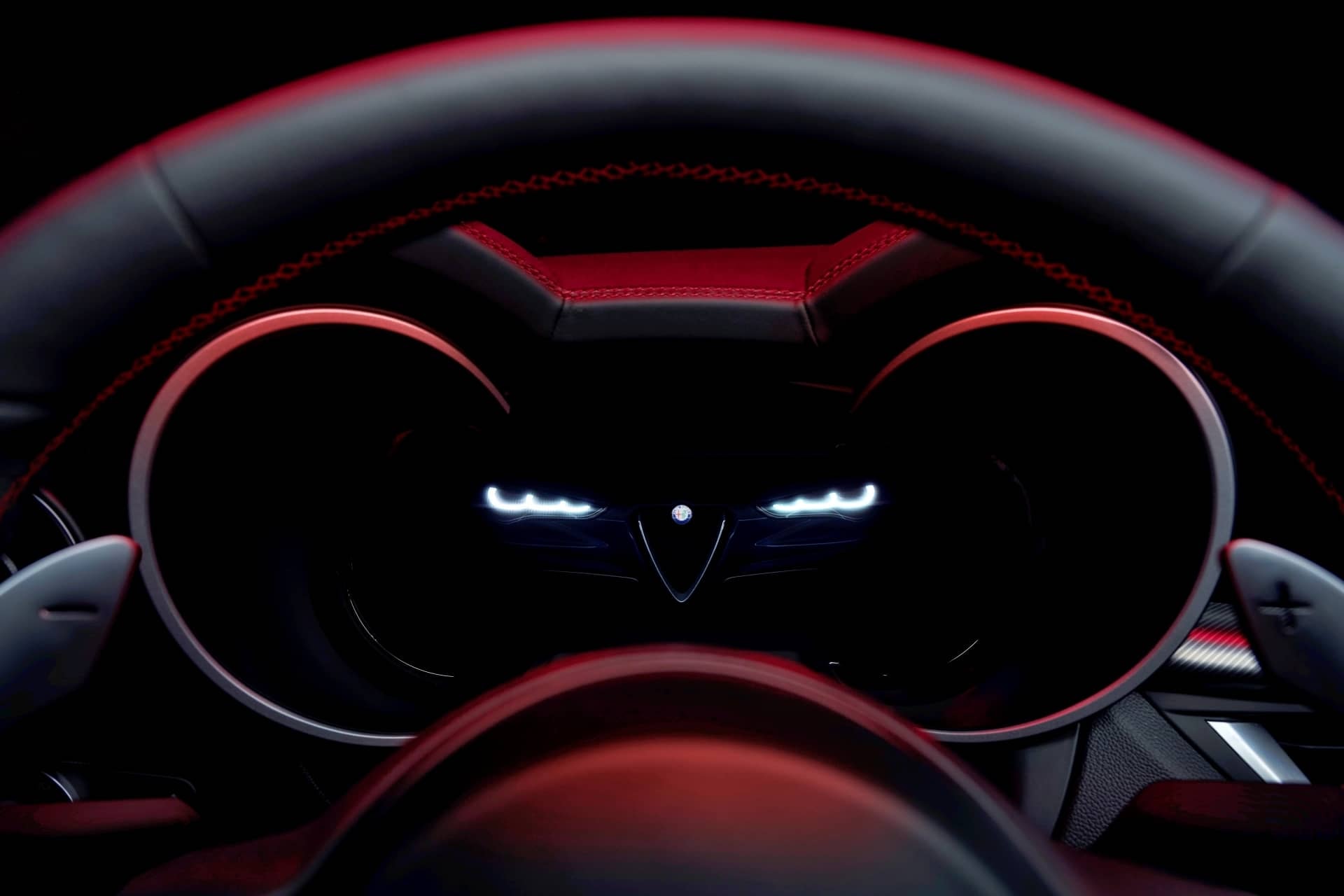 Iluminación ambiental y visualización del cuadro de instrumentos del Stelvio.