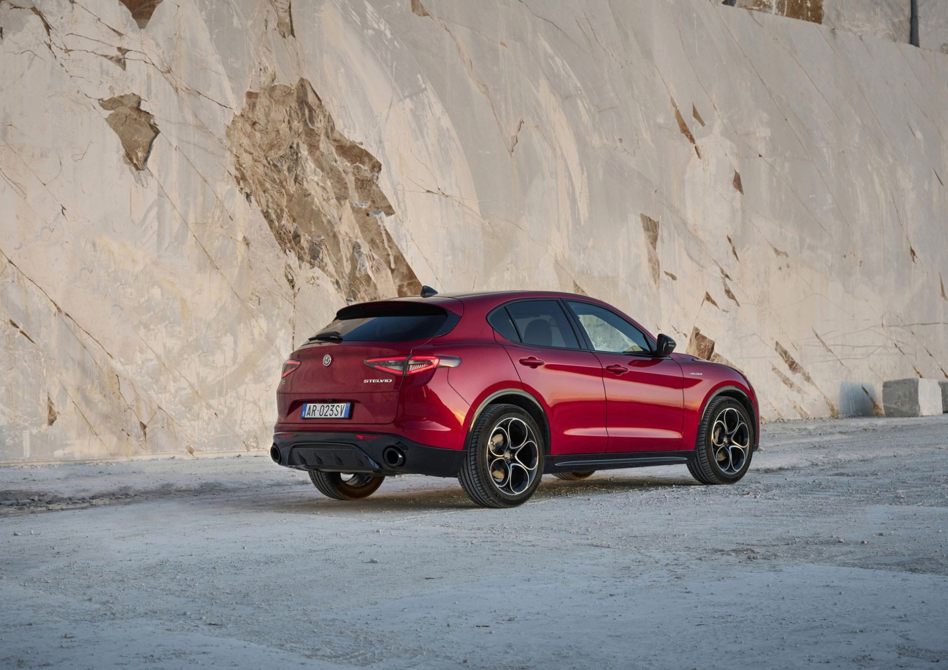 El frontal del Stelvio, con su emblemática parrilla, exhibe un carácter audaz y deportivo.