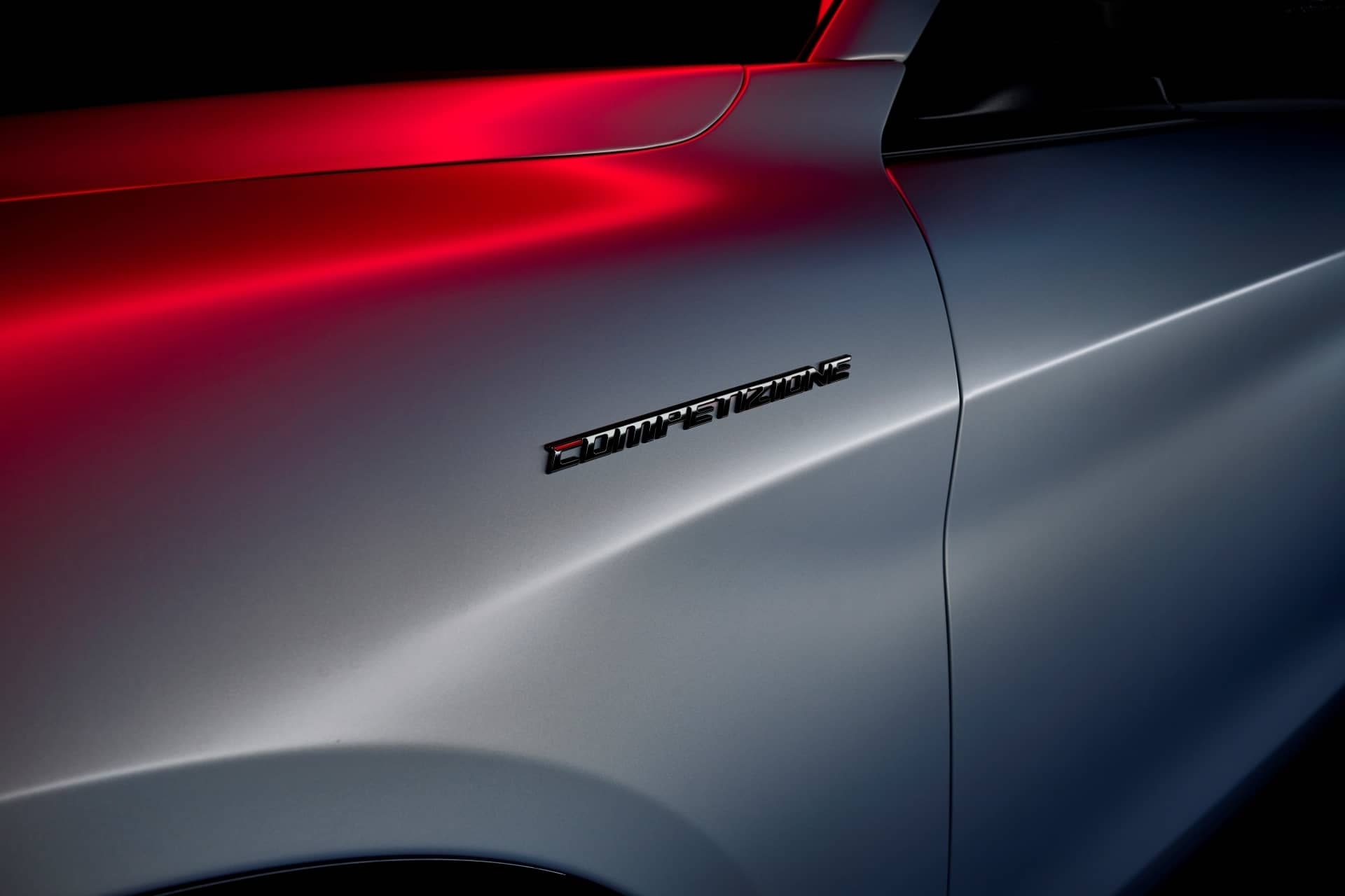 Elegante estribo con iluminación del nombre en el Alfa Romeo Stelvio