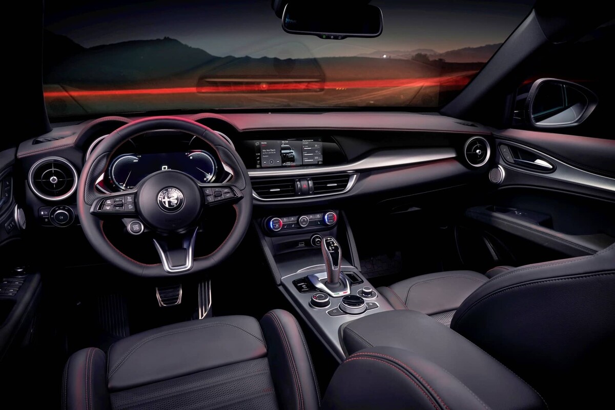 Cómoda cabina del Alfa Romeo Stelvio con acabados premium Cómoda cabina del Alfa Romeo Stelvio con acabados premium