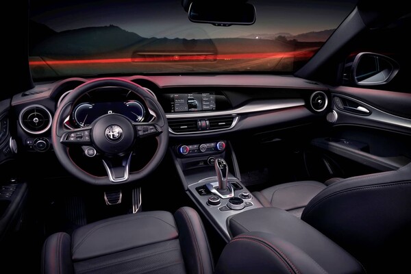 Cómoda cabina del Alfa Romeo Stelvio con acabados premium Cómoda cabina del Alfa Romeo Stelvio con acabados premium