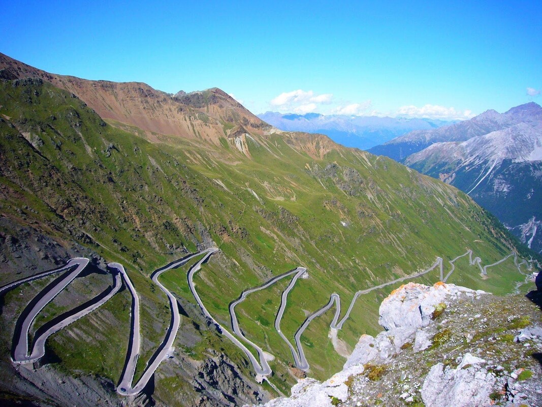 Carretera serpenteante en la montaña, no relacionada con el Alfa Romeo Stelvio. Carretera serpenteante en la montaña, no relacionada con el Alfa Romeo Stelvio.