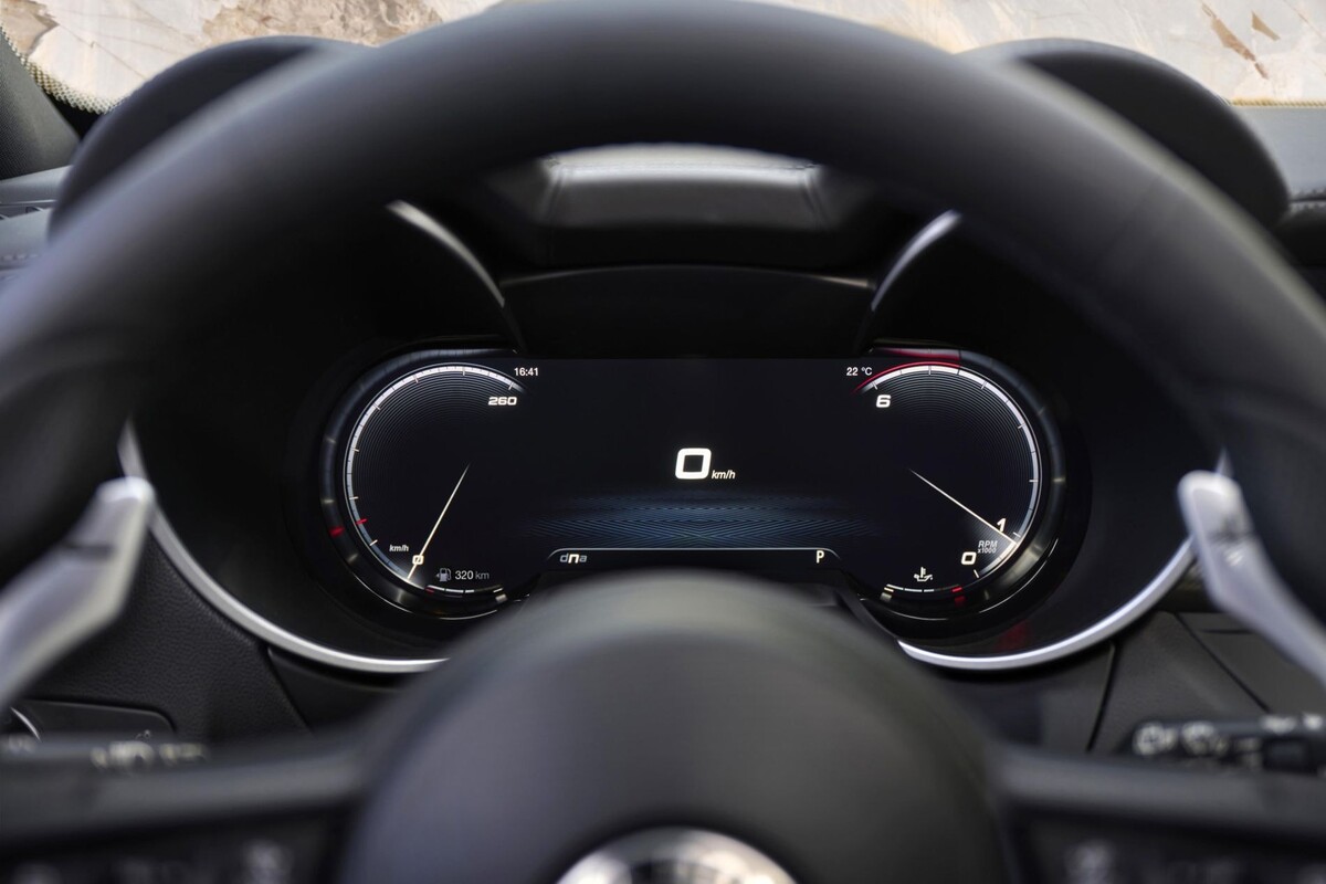 Vista del panel de instrumentos del Stelvio, con diseño moderno y elegante. Vista del panel de instrumentos del Stelvio, con diseño moderno y elegante.