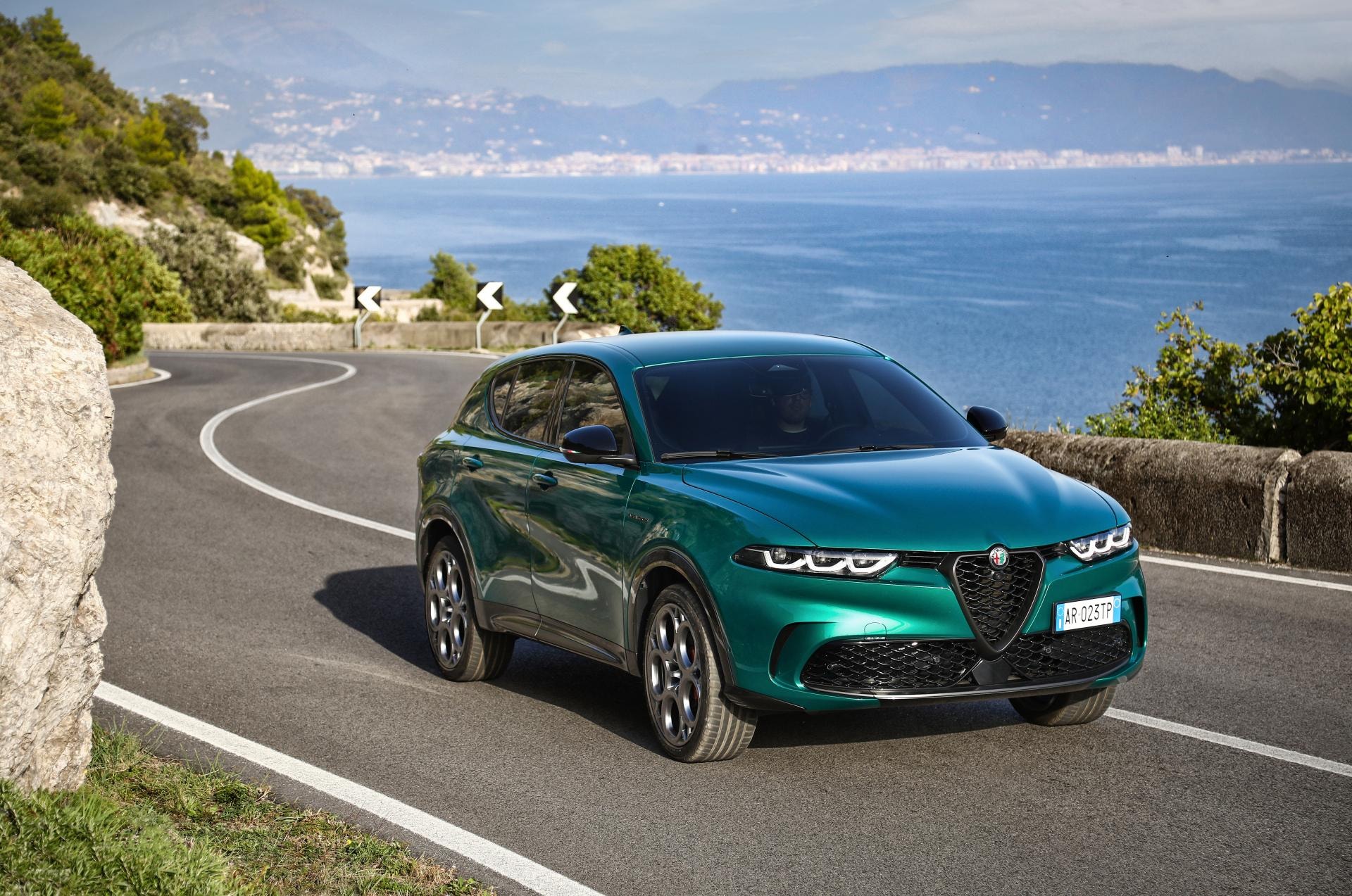 El Alfa Romeo Tonale serpenteando curvas con el Mediterráneo como telón de fondo.