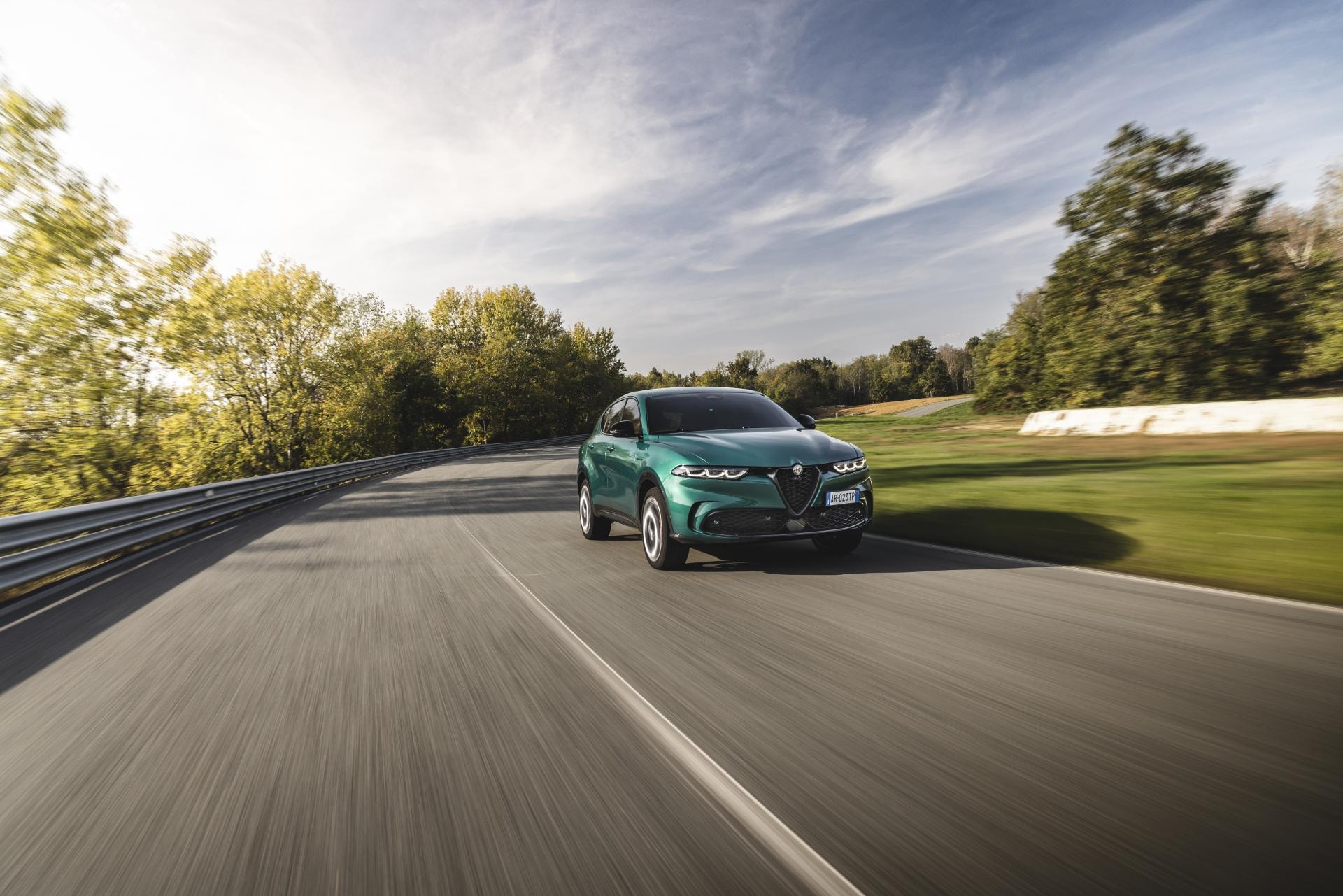 Alfa Romeo Tonale en movimiento mostrando su perfil adelante.