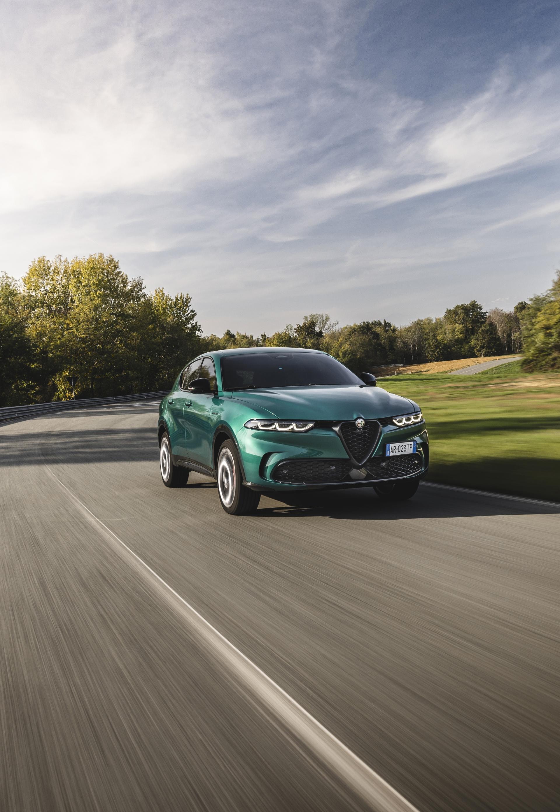 Alfa Romeo Tonale capturado en pleno descenso, estampa deportiva.