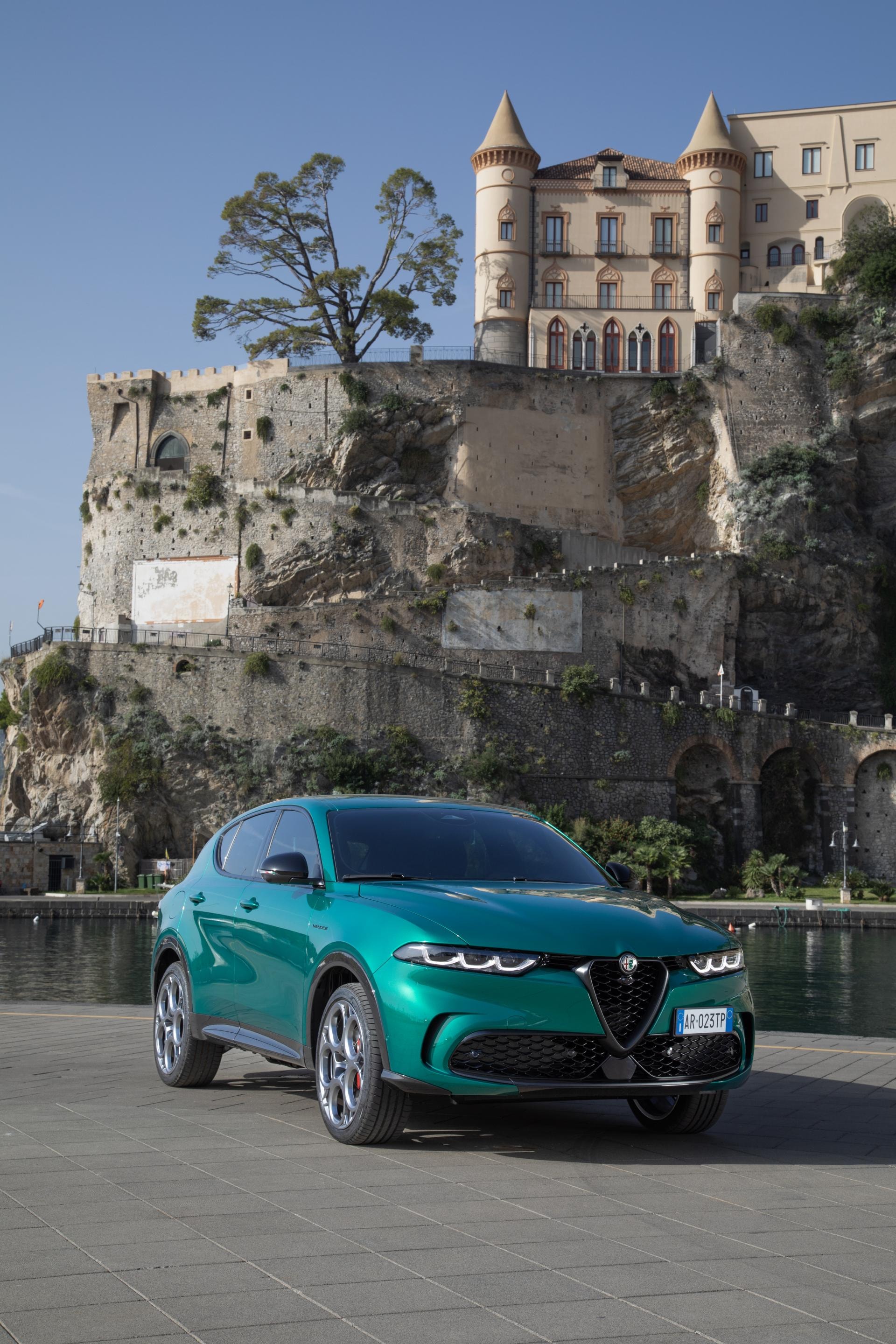 El Alfa Romeo Tonale híbrido serpentea la ruta con gracia.
