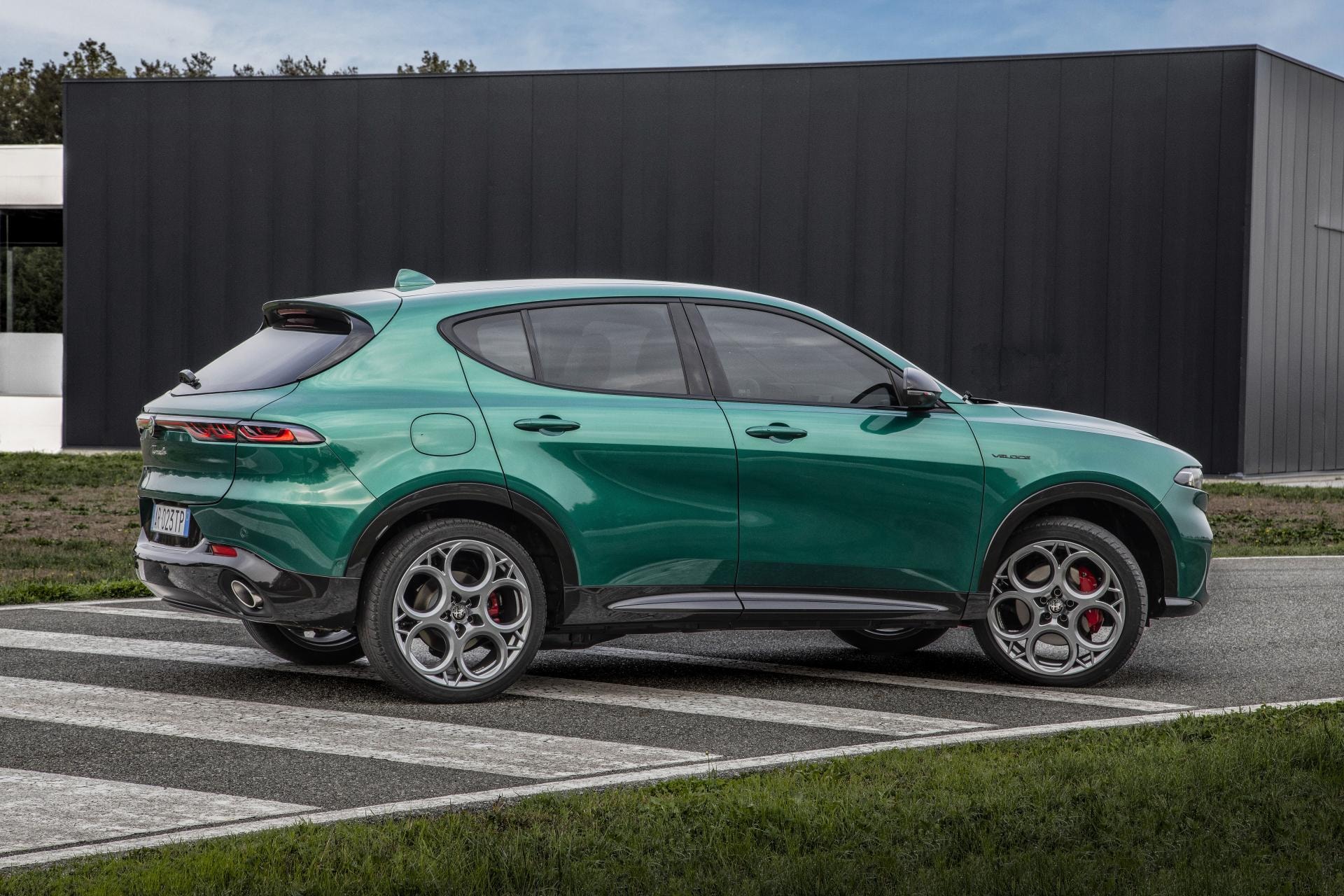 Diseño lateral del Alfa Romeo Tonale híbrido mostrando línea dinámica.