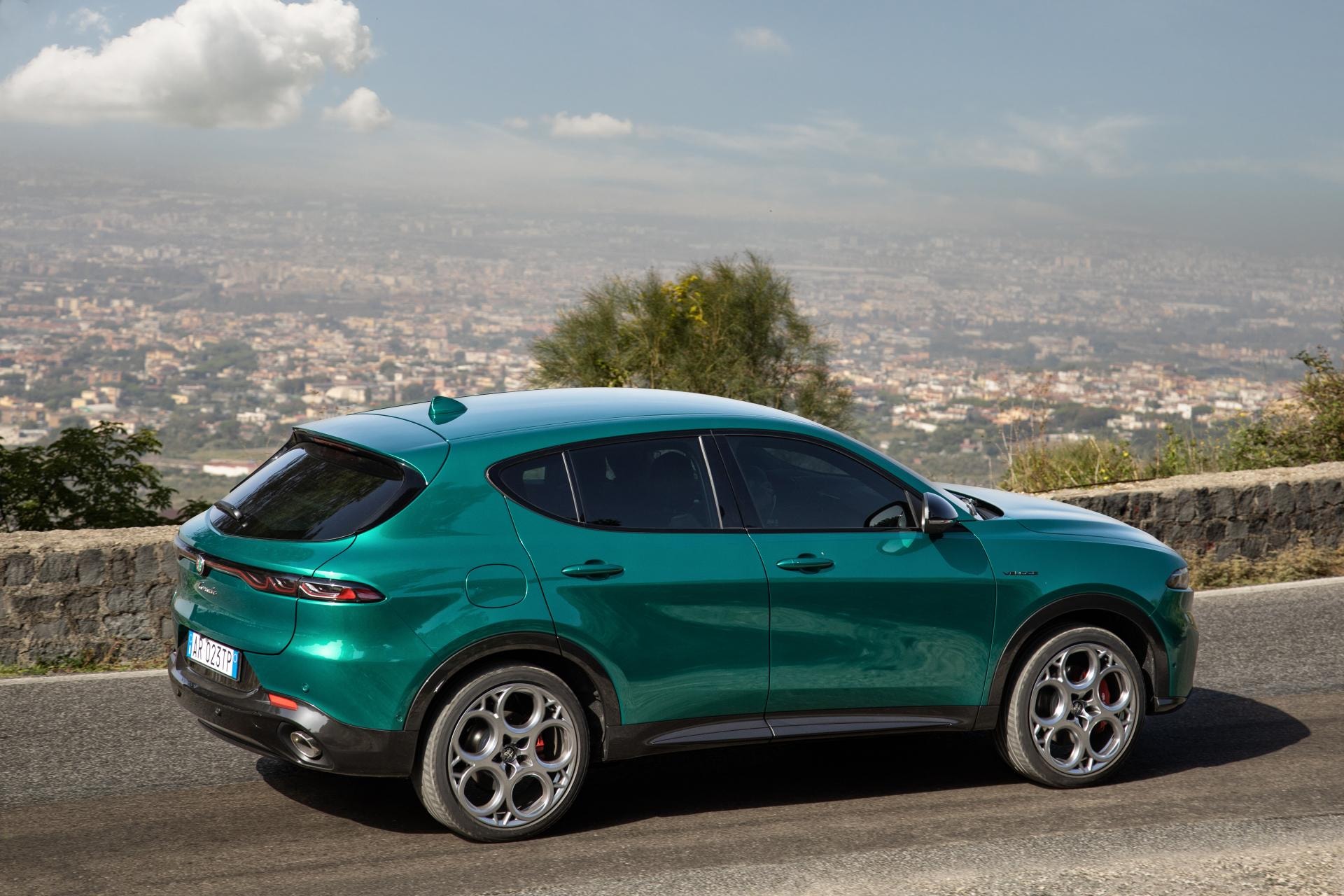 Imagen lateral del Tonale destacando su presencia en un contexto urbano.