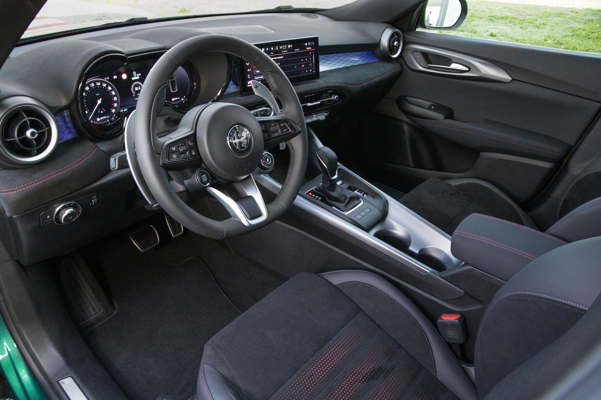 Vista del interior del Alfa Romeo Tonale realzando volante y asientos.