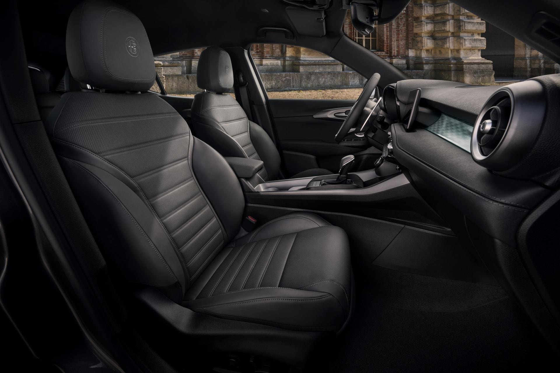 Asientos delanteros del Tonale, realzando el confort y diseño italiano.