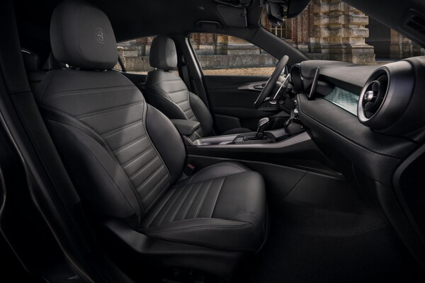 Asientos delanteros del Tonale, realzando el confort y diseño italiano. Asientos delanteros del Tonale, realzando el confort y diseño italiano.
