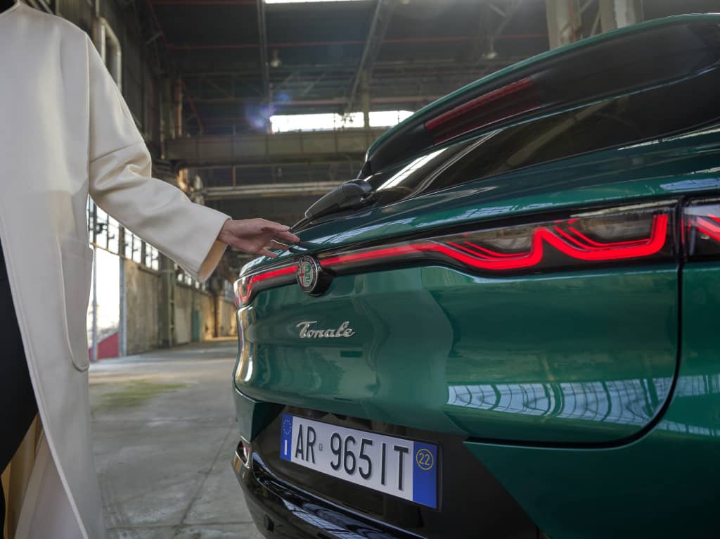 Elegante óptica trasera en el Tonale, con identidad Alfa Romeo marcada.