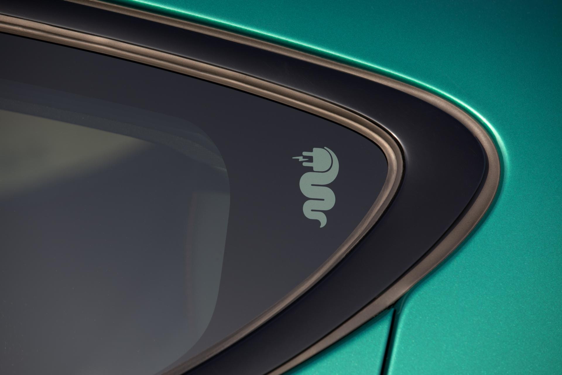 Primer plano del logotipo de Alfa Romeo en el Tonale.