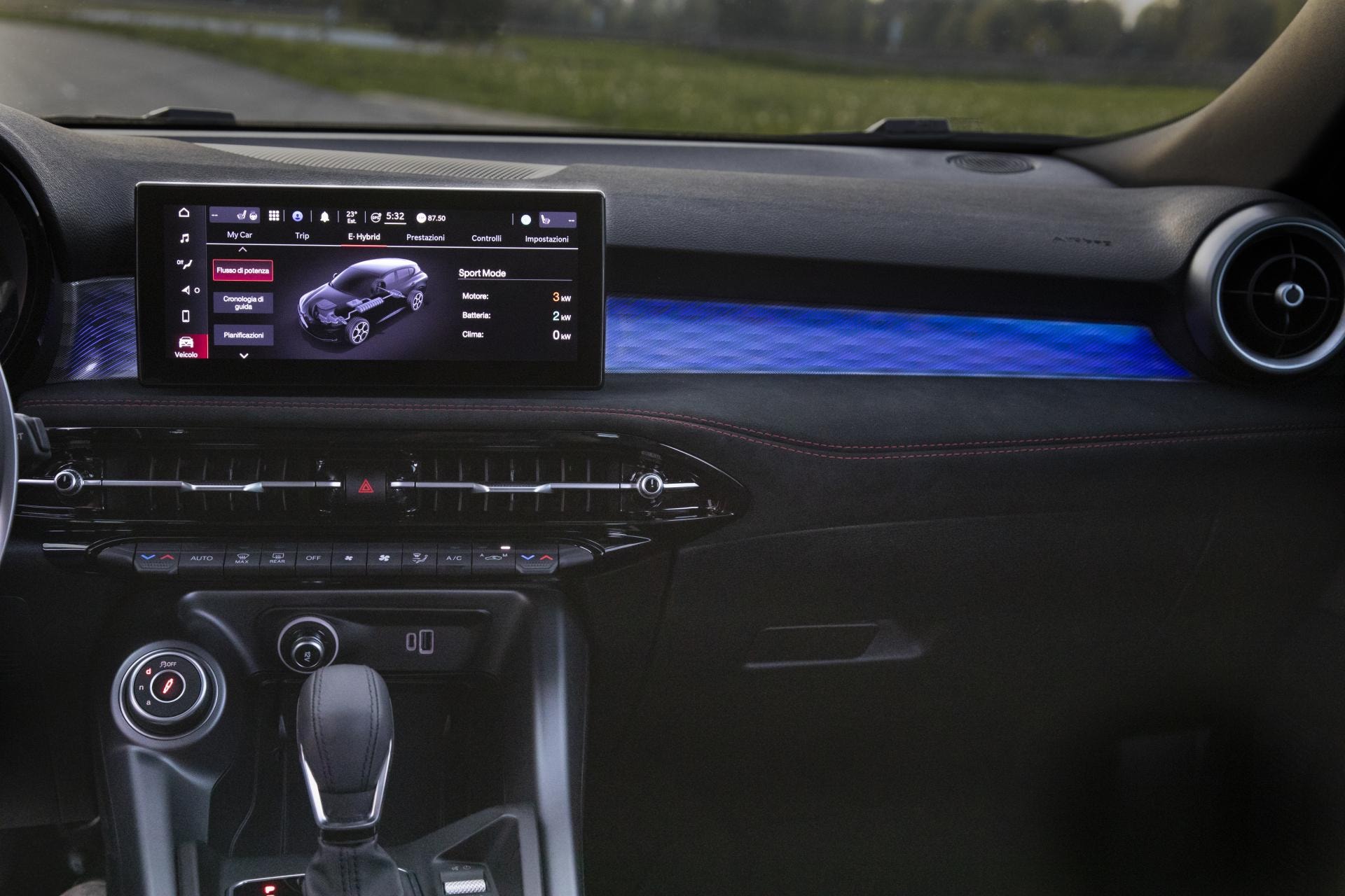 Pantalla central táctil del Tonale destacando la interfaz de usuario y conectividad.