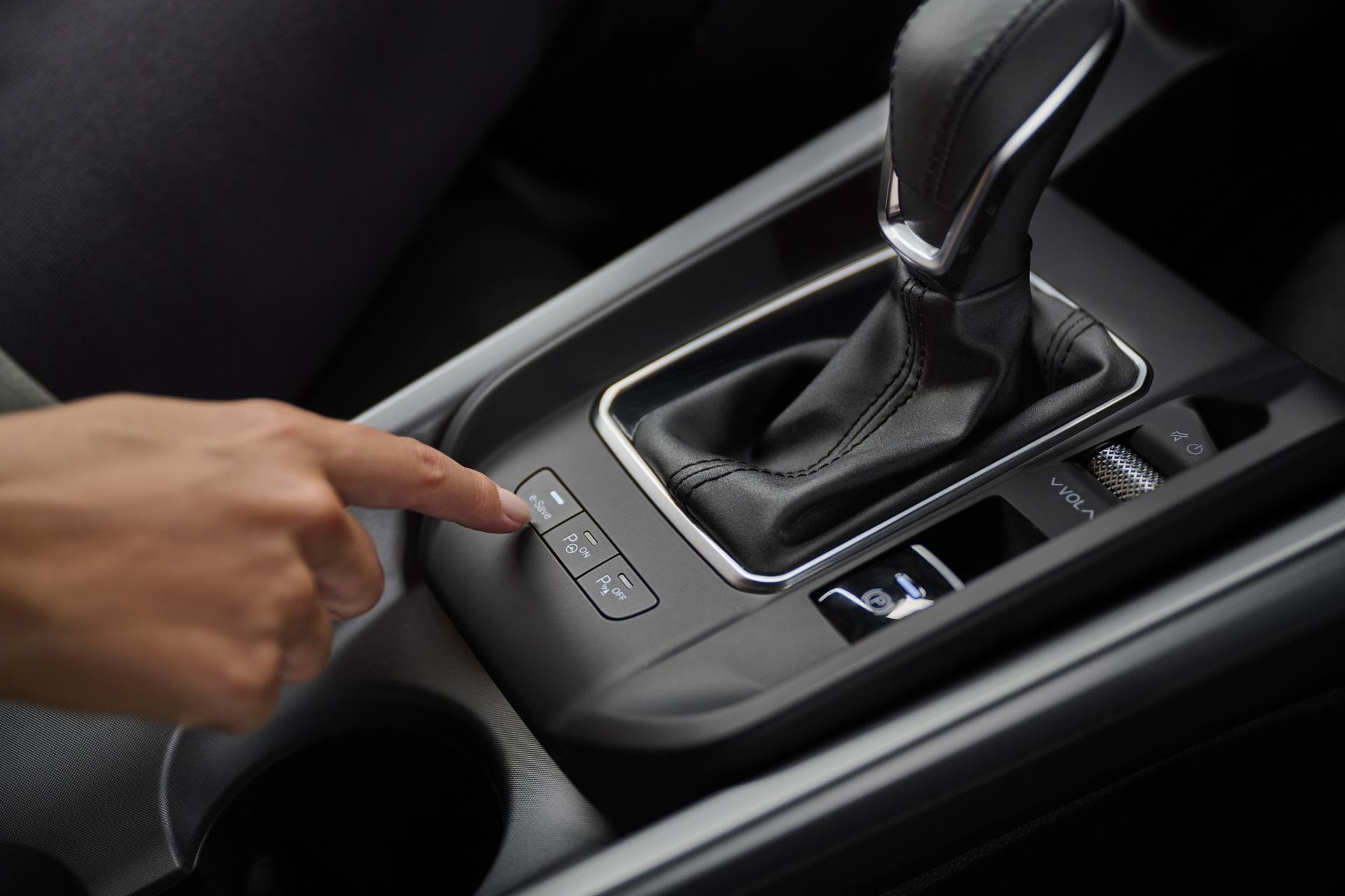 Selector de marchas del Alfa Romeo Tonale con dedo activando modo de conducción.