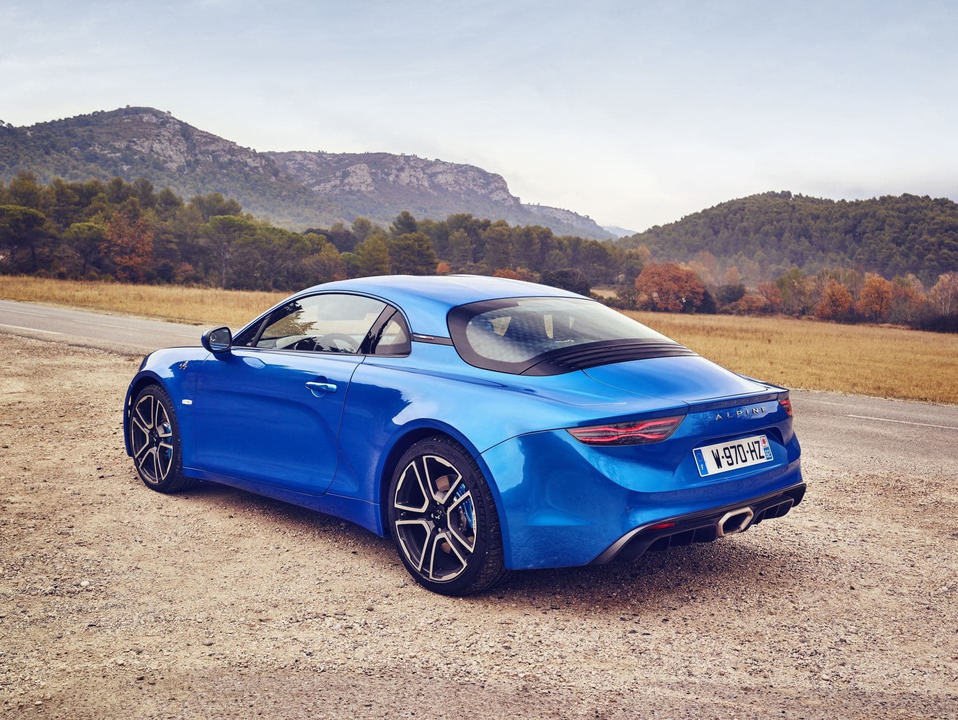 Vista lateral trasera del Alpine A110 resaltando su silueta deportiva.