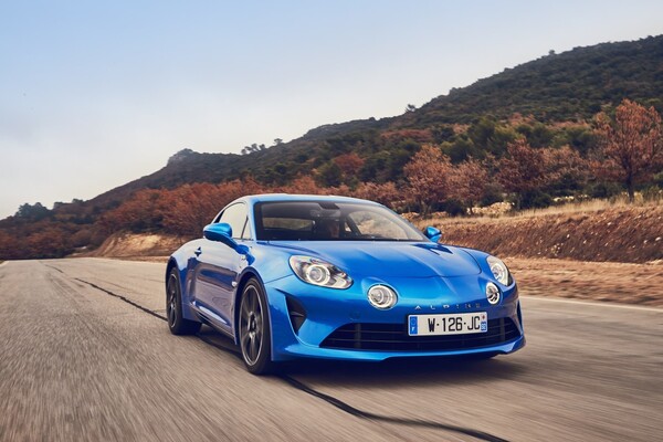 Imagen dinámica del A110 en azul, mostrando su frontal agresivo en movimiento. Imagen dinámica del A110 en azul, mostrando su frontal agresivo en movimiento.