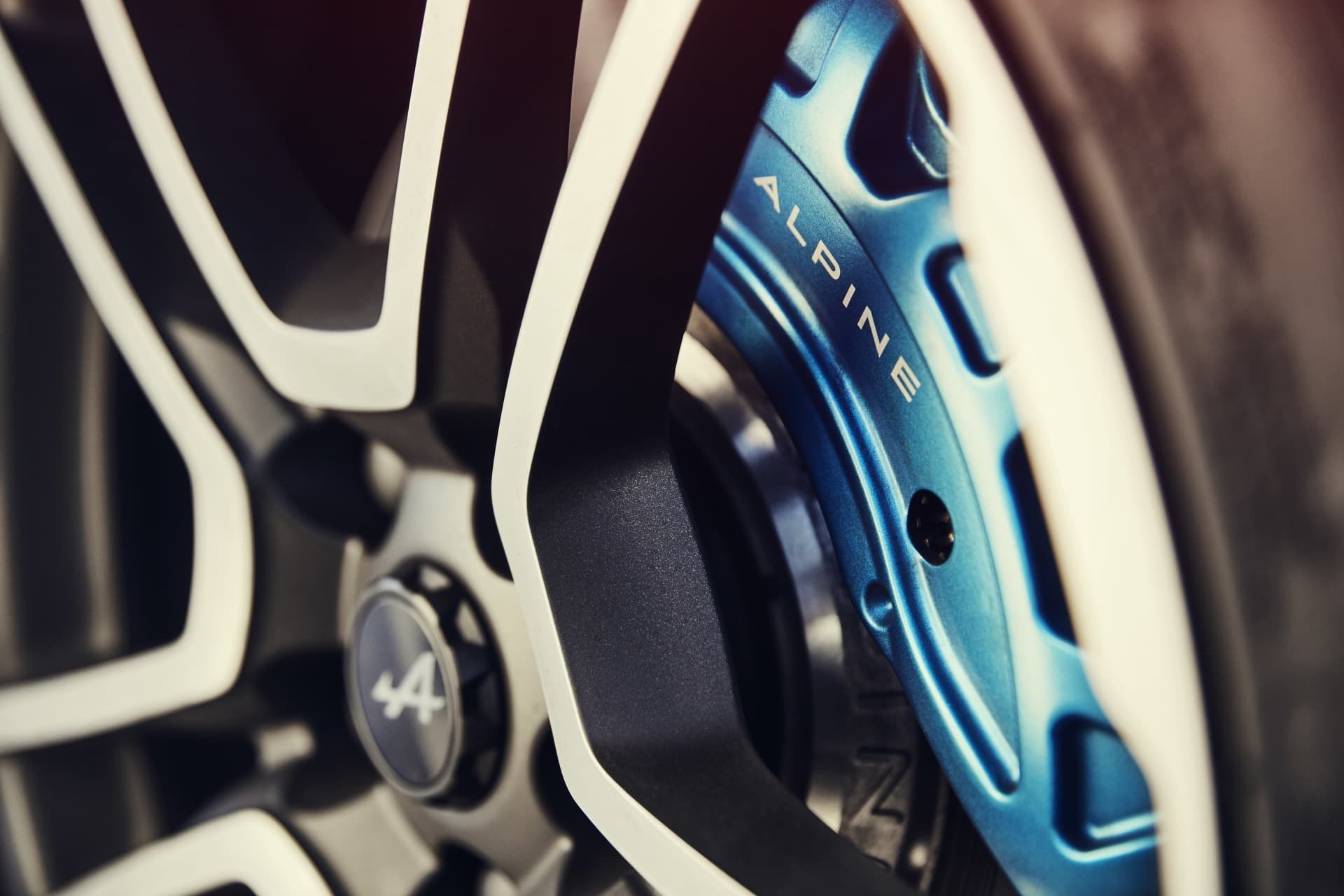 Imagen en detalle de la rueda del A110, mostrando el calibrador de freno firmado y las llantas deportivas.