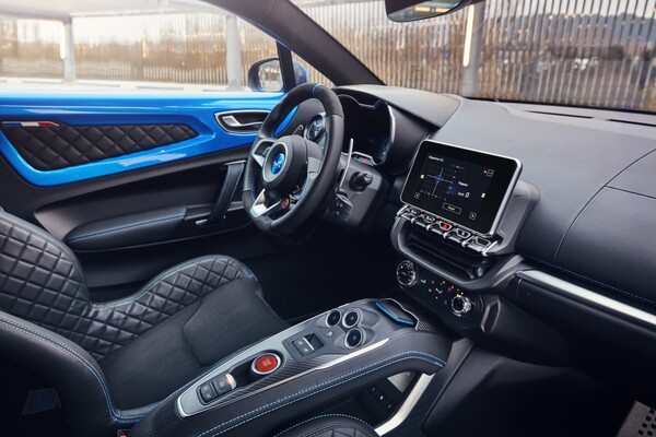 Vista del habitáculo del A110, resaltando la combinación de deportividad y tecnología. Vista del habitáculo del A110, resaltando la combinación de deportividad y tecnología.