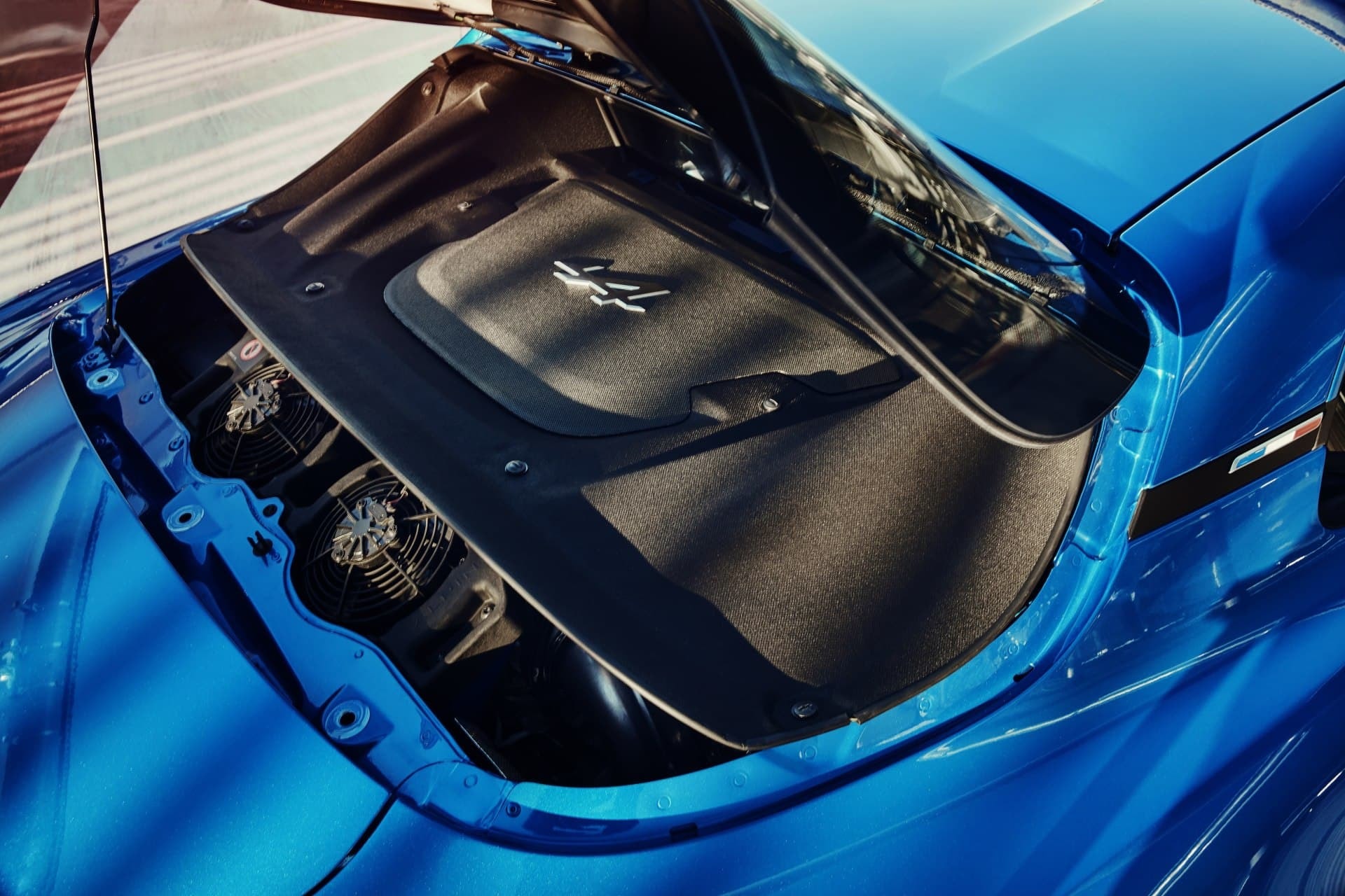 Detalle del motor central del Alpine A110, visible a través de su cubierta de cristal.