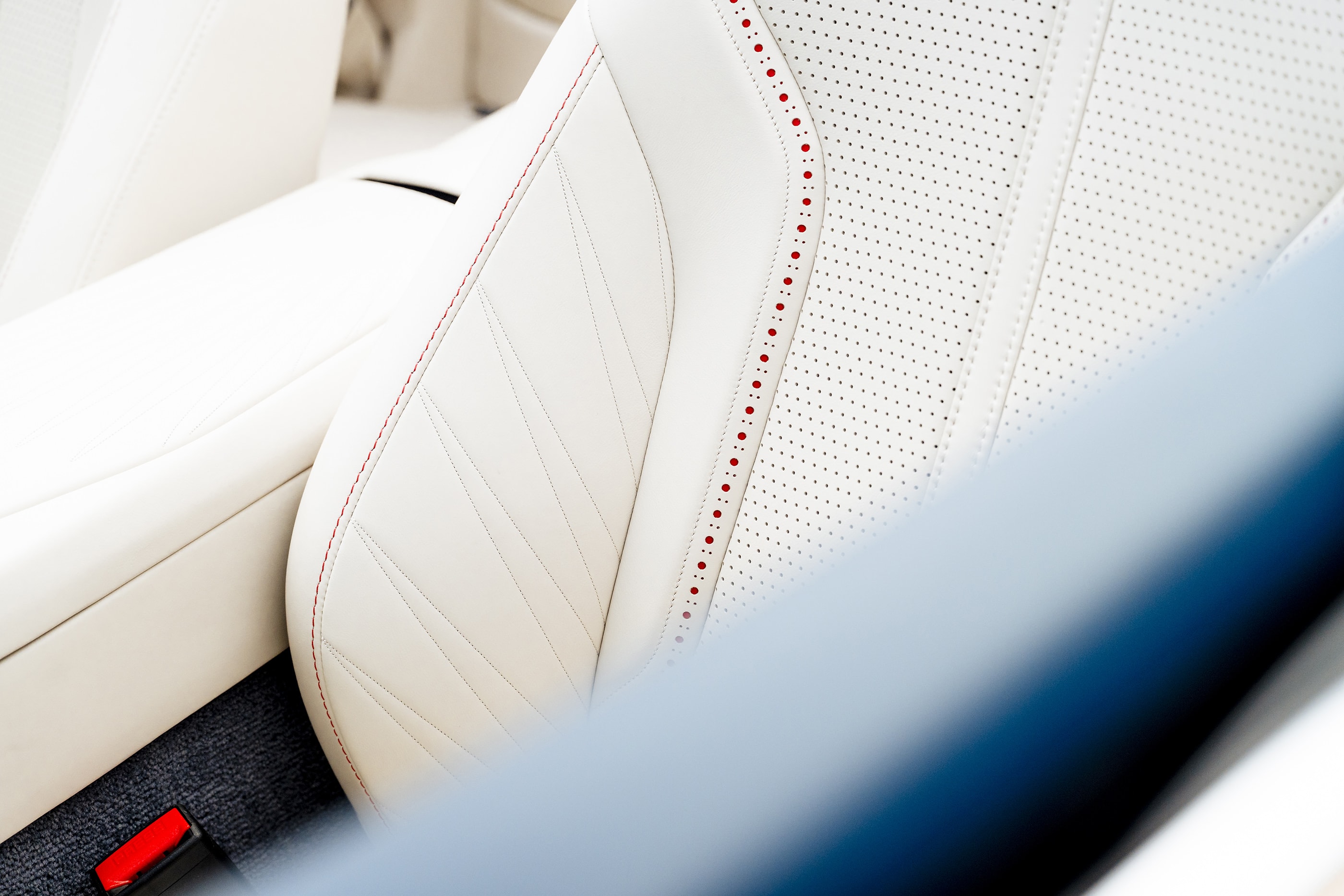 Aston Martin DB12 Volante