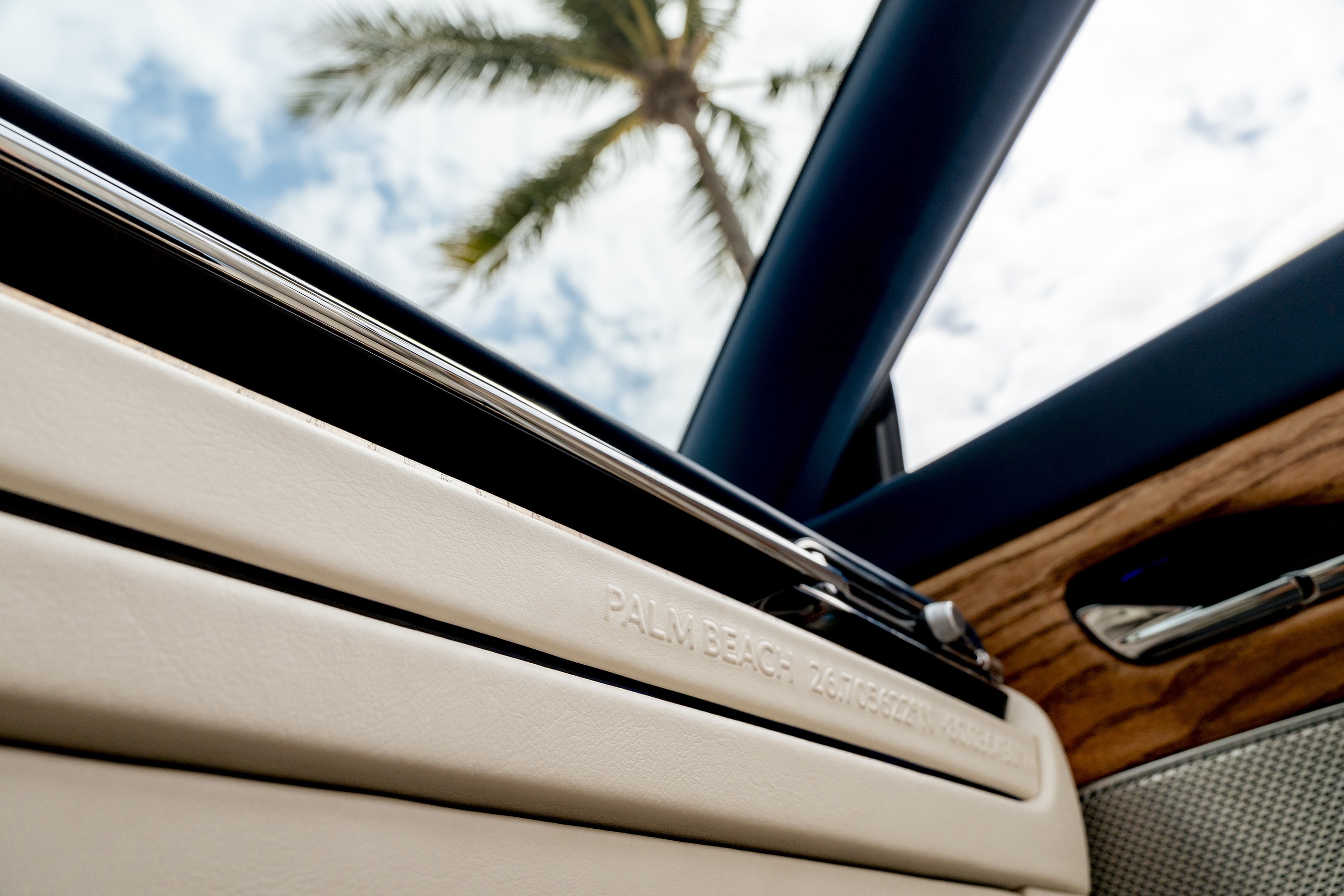 Aston Martin DB12 Volante