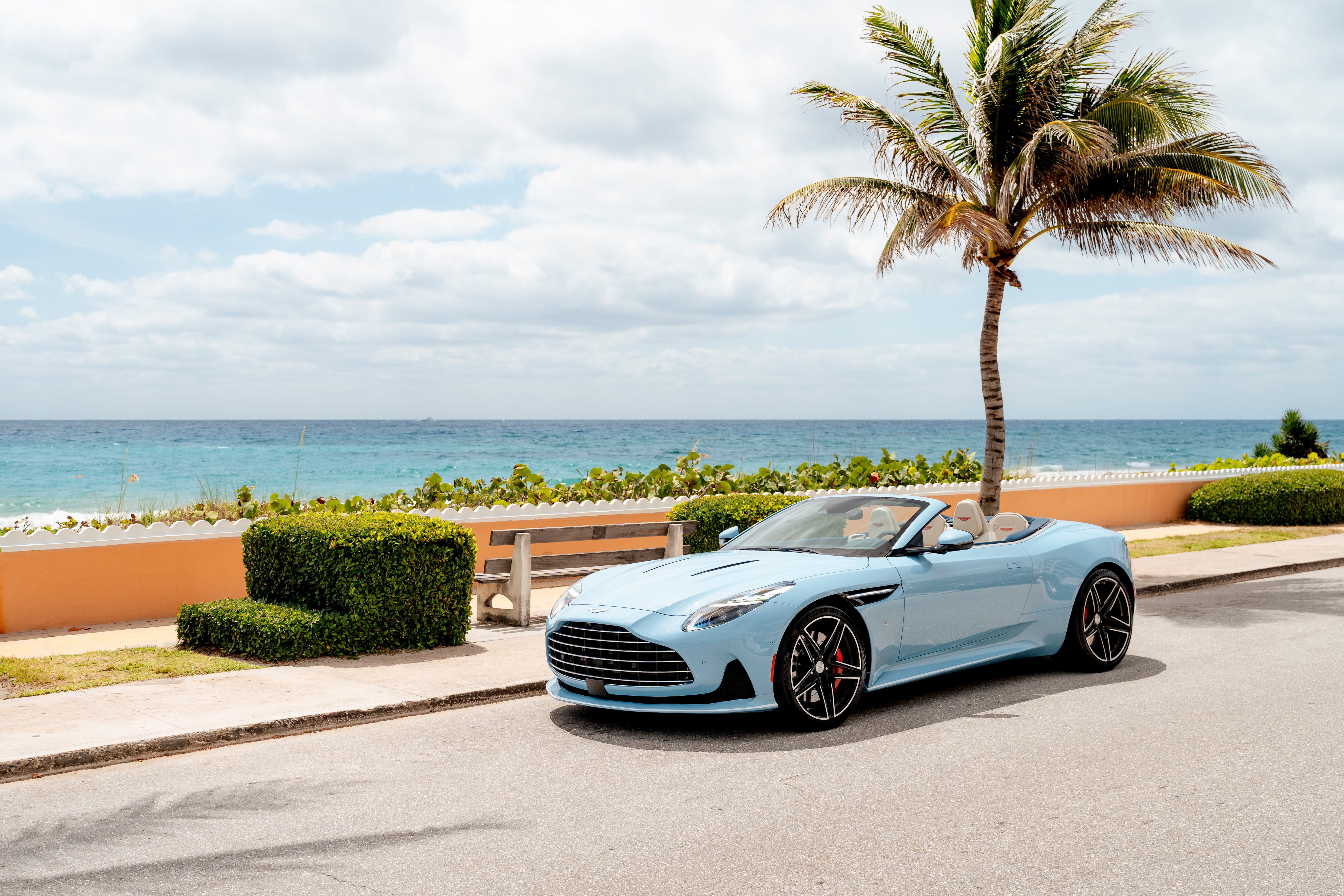 Aston Martin DB12 Volante