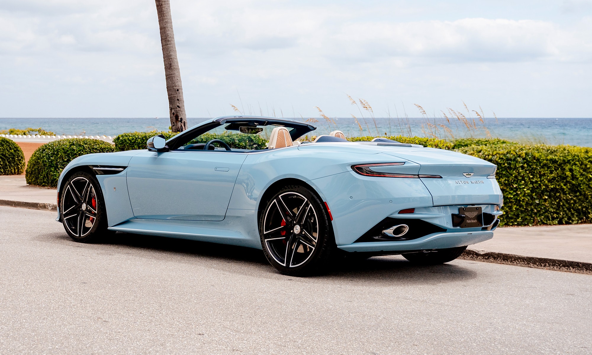 Aston Martin DB12 Volante