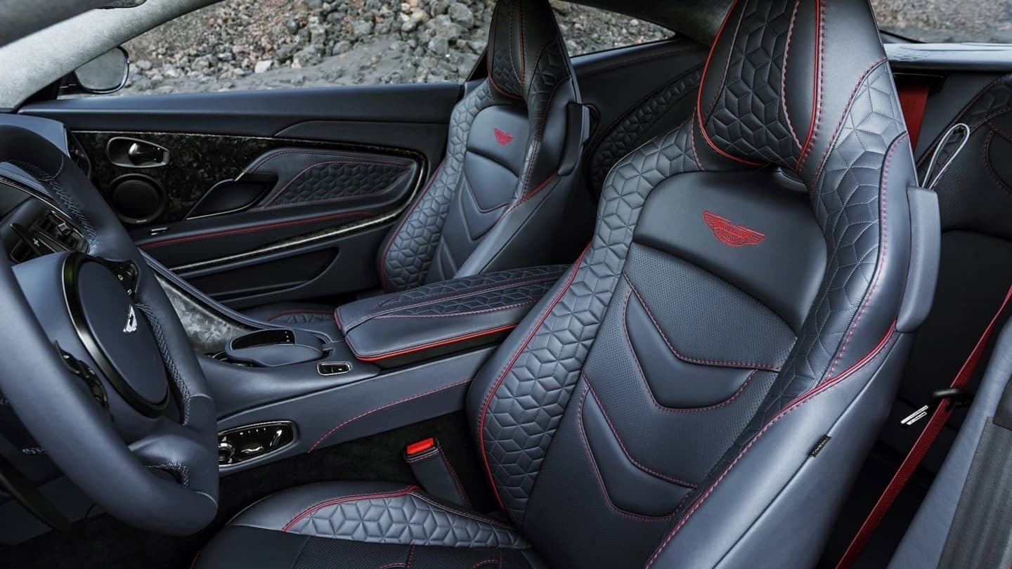 Asientos deportivos de cuero del Aston Martin DBS Superleggera.