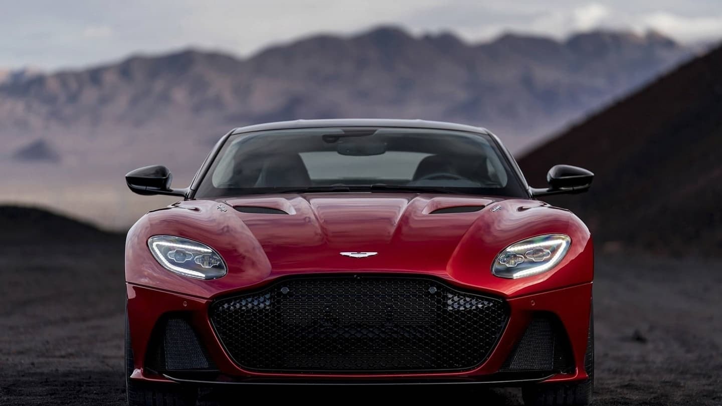 Vista frontal del Aston Martin DBS Superleggera, resaltando su imponente parrilla.