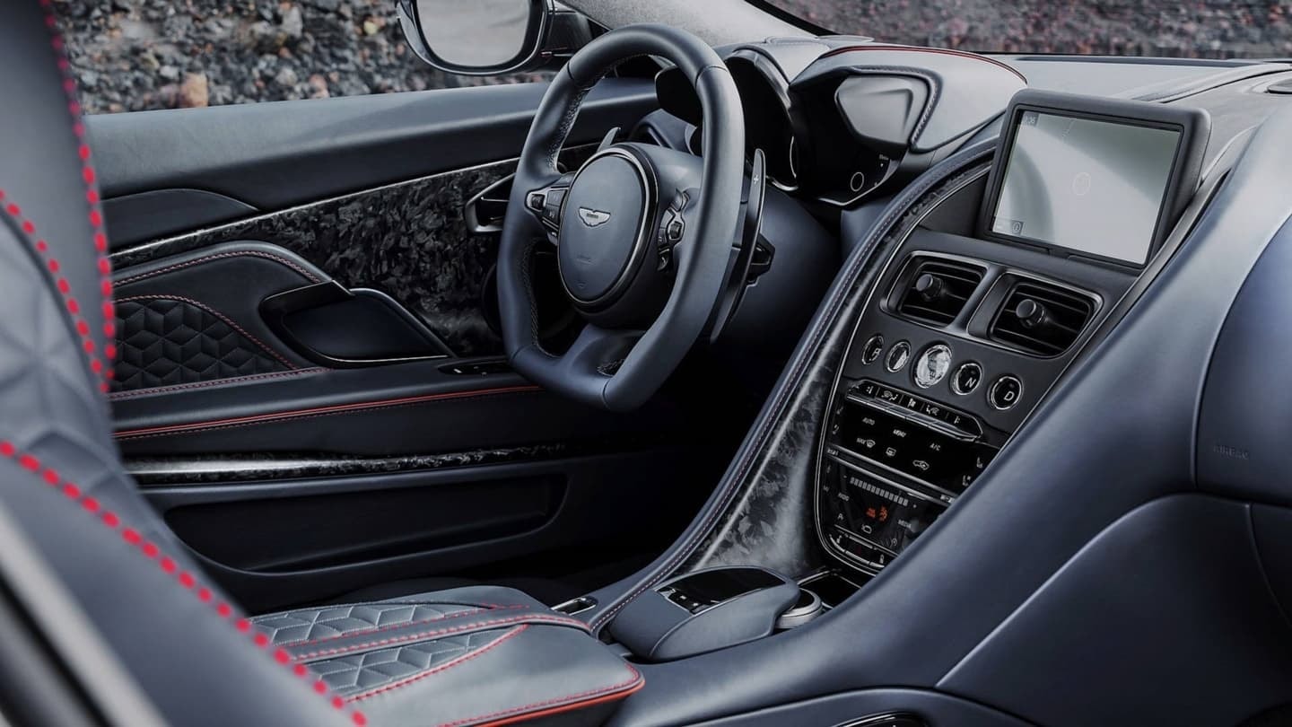 Habitáculo de lujo del DBS Superleggera con acabados de alta calidad.