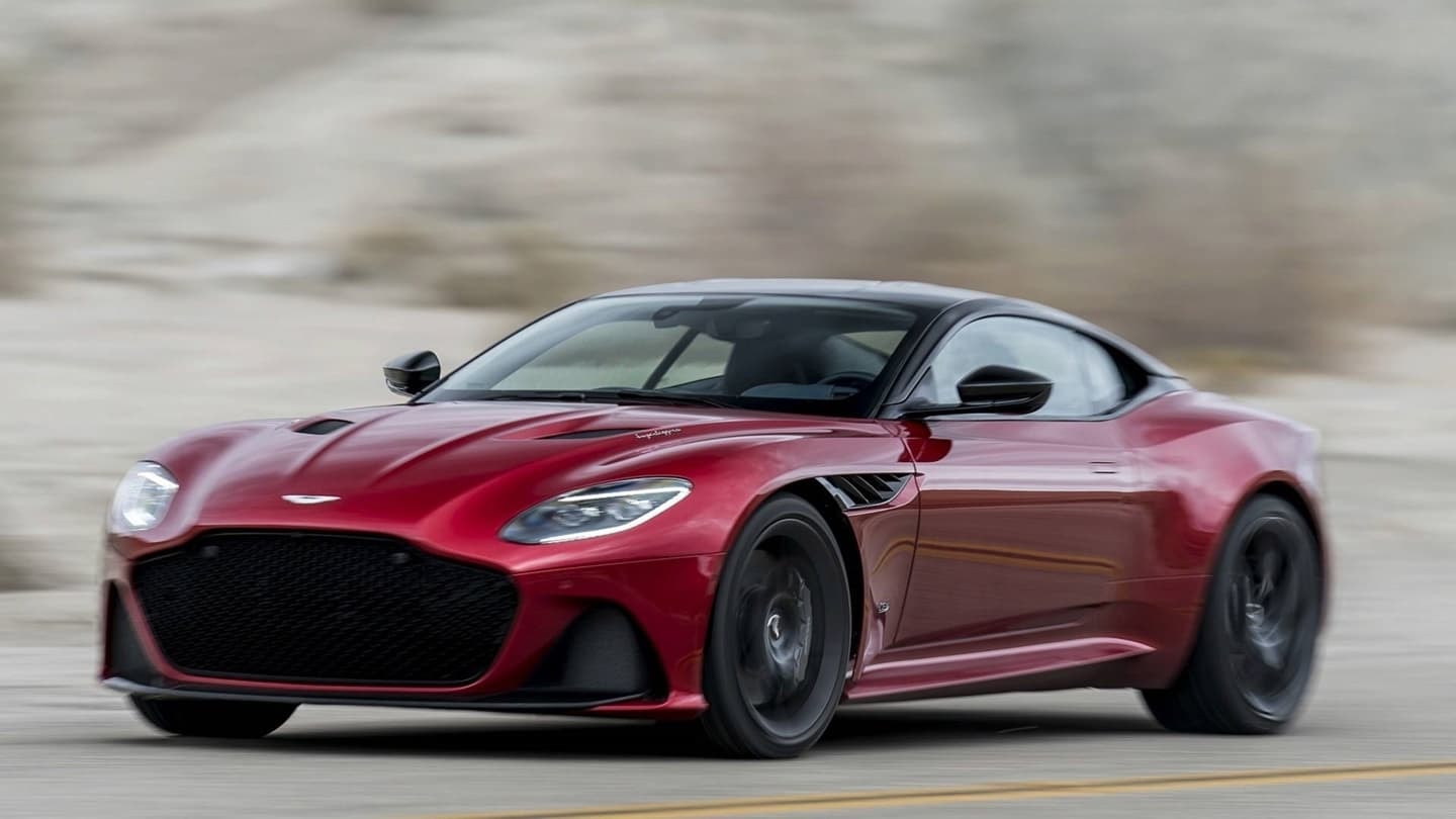 Imagen del DBS Superleggera mostrando su agresiva parte delantera.