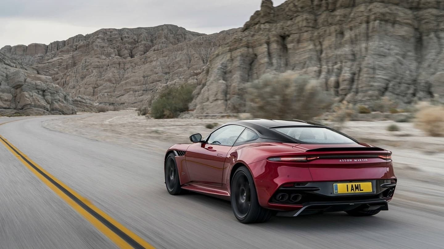 Vista dinámica del Aston Martin DBS Superleggera en carretera.