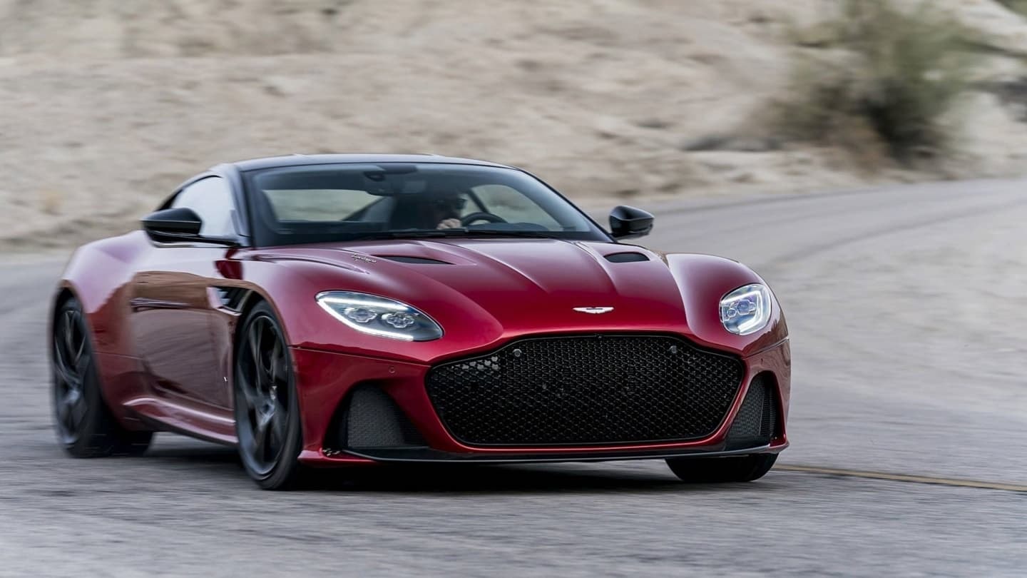 Imagen dinámica del DBS Superleggera cruzando un camino desértico.