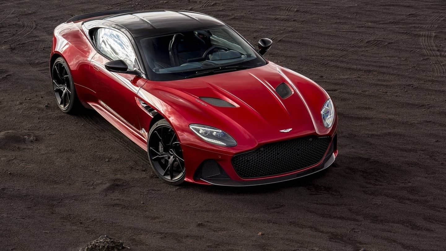 Vista frontal del DBS Superleggera destacando su parrilla y capó.