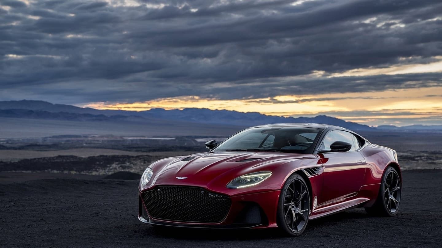 DBS Superleggera en un ambiente crepuscular subrayando su aura imponente.