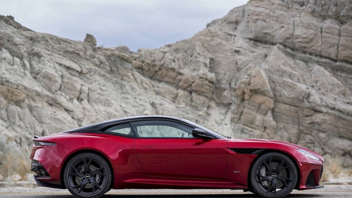 El Aston Martin DBS Superleggera posa con majestuoso paisaje rocoso.