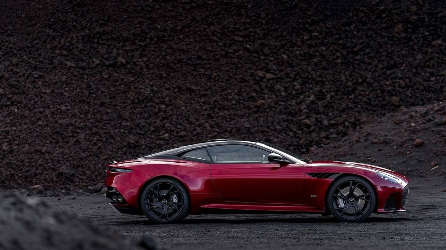 Perfil del Aston Martin DBS Superleggera destacando su diseño aerodinámico.