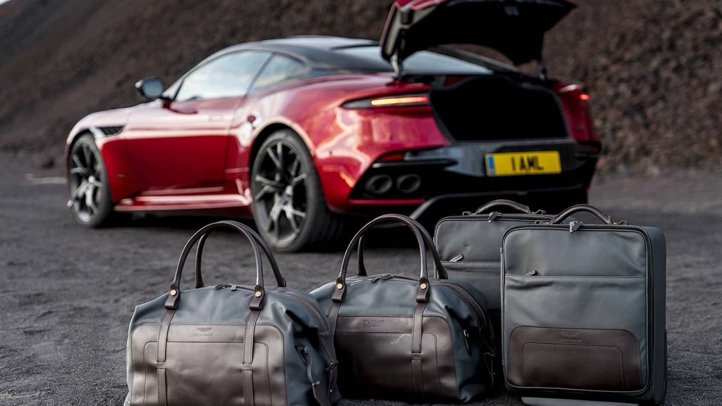 DBS Superleggera con maletero abierto y equipaje Aston Martin.