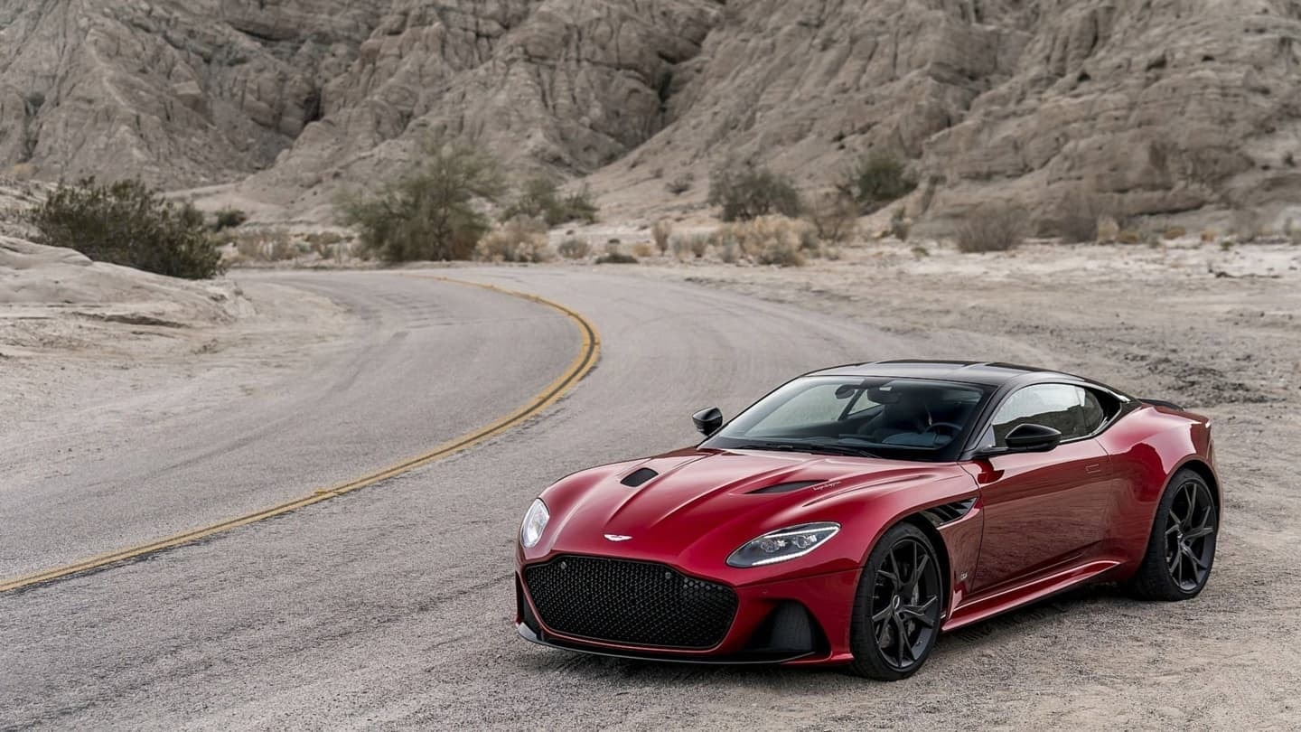 Perfil dinámico del DBS Superleggera en plena acción, acentuando líneas y aerodinámica.