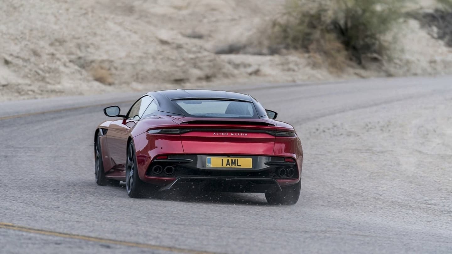 Vista trasera en movimiento del Aston Martin DBS Superleggera destacando sus escapes.
