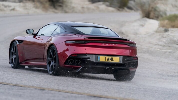 Perspectiva trasera y lateral en movimiento del DBS Superleggera, mostrando su deportividad. Perspectiva trasera y lateral en movimiento del DBS Superleggera, mostrando su deportividad.