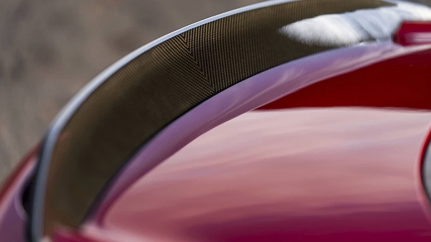 Detalle techo con acabado en fibra de carbono.