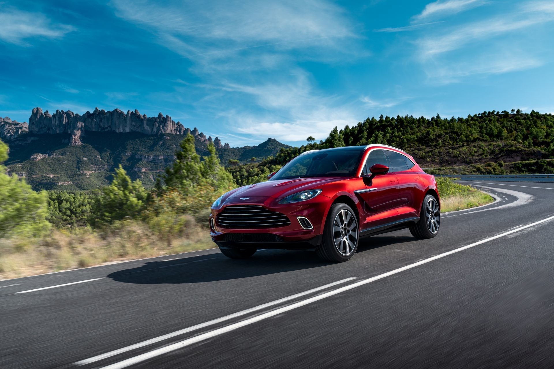 El Aston Martin DBX captado en dinámica pura, reflejando su deportividad y estilo.