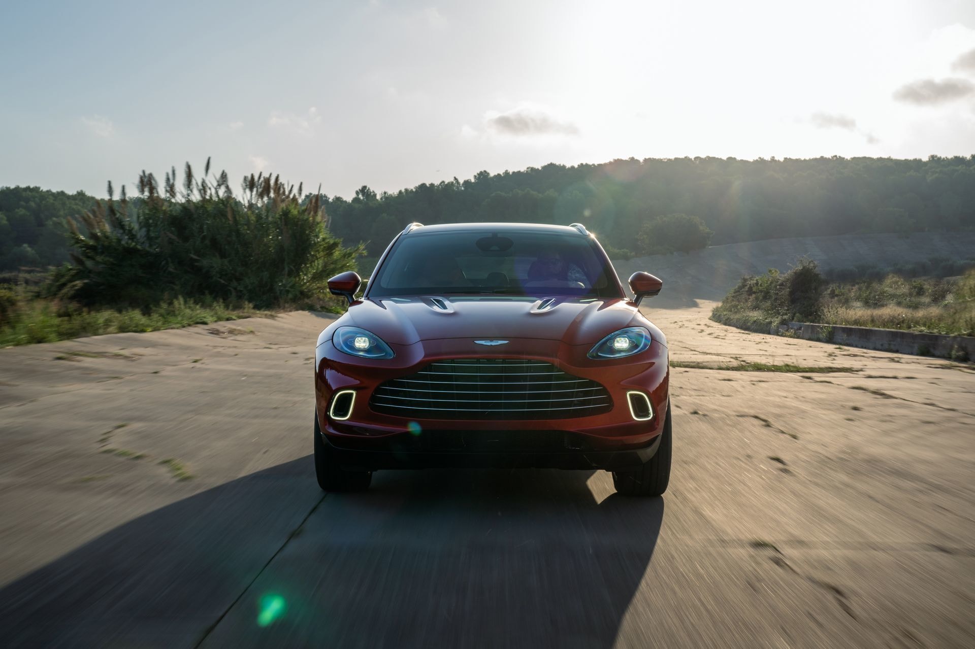 Vista frontal del Aston Martin DBX, destacando su diseño agresivo y elegante.