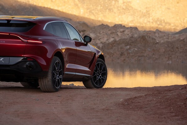 Juego de luz y sombra en el Aston Martin DBX, realzando su diseño lateral. Juego de luz y sombra en el Aston Martin DBX, realzando su diseño lateral.