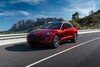 Aston Martin DBX capturado en su esplendor lateral en movimiento. Aston Martin DBX capturado en su esplendor lateral en movimiento.