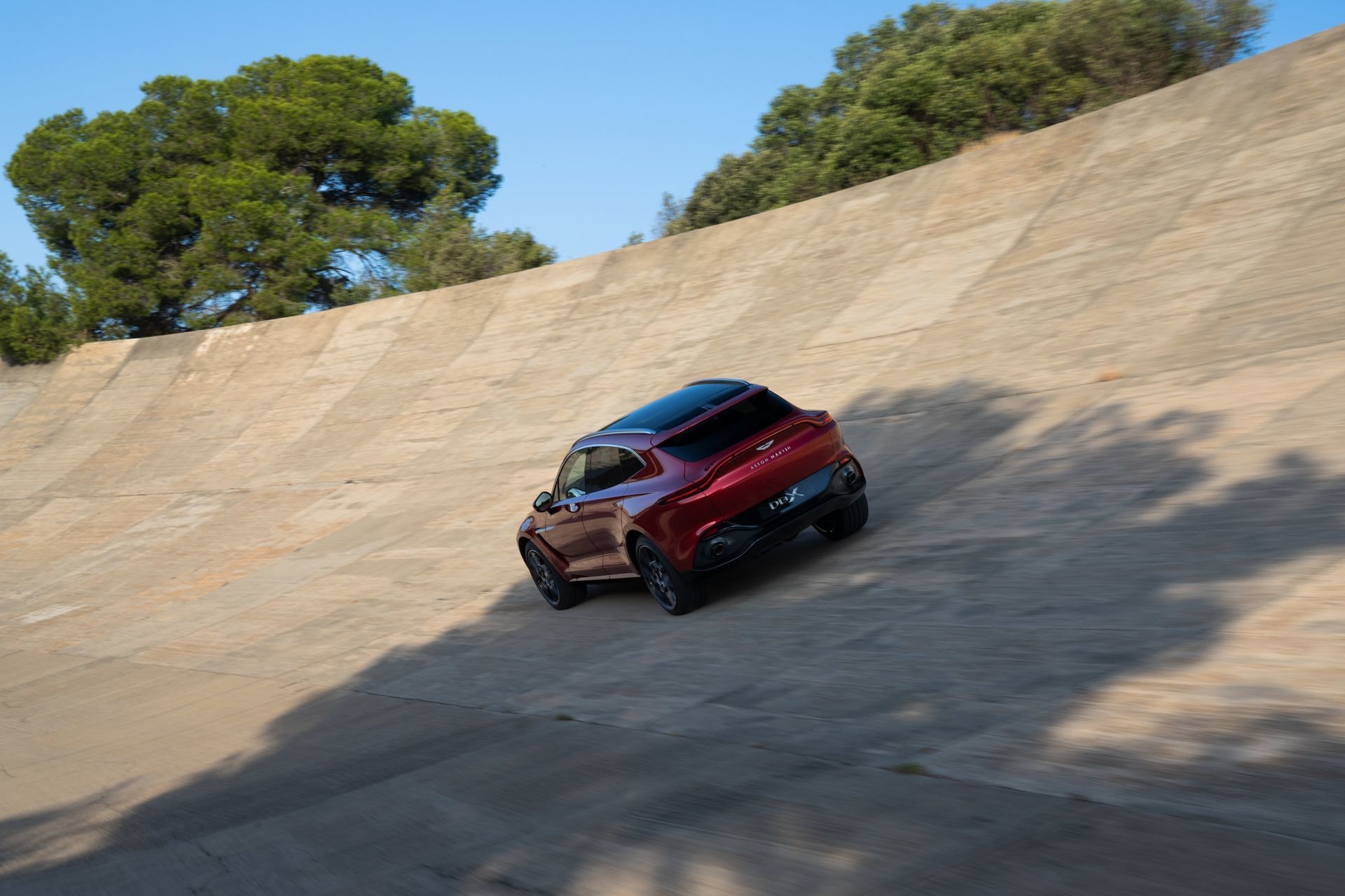El Aston Martin DBX en acción en pista de pruebas, mostrando su capacidad y diseño.